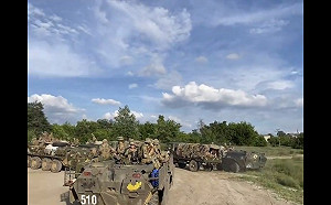 (影) 俄國國旗丟地上! 烏軍成功奪回沃夫昌斯克 大部隊集結展開反攻