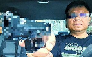 亮槍恐嚇？台鐵潮州副站長自拍嗆酸民  台鐵：政風將調查