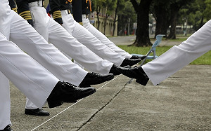 顧立雄才稱不再踢正步 陸總發新聞稱：腿綁沙包、增強力量與耐受度