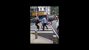 (影) 與土匪強盜無異! 陸警行徑囂張令人咋舌 砍人後還當街跳斧頭幫舞