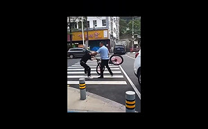 (影) 與土匪強盜無異！ 陸警行徑囂張令人咋舌 砍人後還當街跳斧頭幫舞