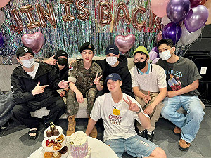 Jin退伍了!BTS成員到場迎接 明會粉絲慶出道11週年