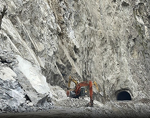 中橫錐麓隧道坍方搶通!公路局:恢復每日3時段放行