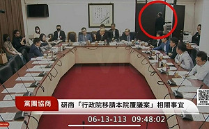 柯建銘立法院「室內抽菸」 衛生局:最重將受罰一萬元 