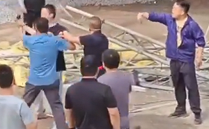 (影) 特警鎮壓勞工! 公司遭強拆、欠薪 中國多地爆發工人抗爭事件