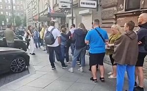 俄國央行宣布證交所暫停美元交易掀恐慌！俄羅斯民眾崩潰排隊瘋搶