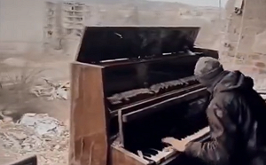 (影) 真正戰地琴人! 不懼死亡威脅 鋼琴師在戰區廢墟中演奏「祝福烏克蘭」