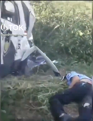 (影) 中共警車追電瓶車掉高架橋 數警躺平了! 民眾車被沒收 直接躺馬路等死