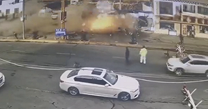 (影) 中國殺官滅門案頻傳! 民怨沖天 網po車輛撞毀整個派出所後爆炸影片