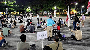 青鳥全台串聯反國會擴權 中市府前廣場人潮聚集