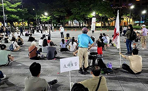 青鳥全台串聯反國會擴權 中市府前廣場人潮聚集