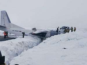 俄飛機極地迫降斷成兩截 機上41人全數奇蹟生還