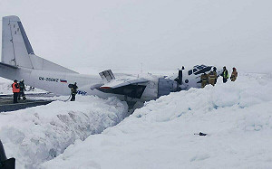 俄飛機極地迫降斷成兩截 機上41人全數奇蹟生還