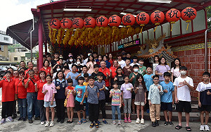 全國最大里擁五所中小學   左營慈福宮頒清寒資優生獎助學金 