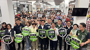 反藍白國會濫權高雄場湧進上千人    市長議長立委齊聚護台灣民主