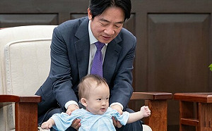 賴清德接見萬里母校第一名小學弟 開心玩起小朋友 