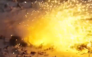 (影) 消滅整個進犯縱隊！M2A2打爆T-90坦克 裝甲運兵車上俄軍炸飛上天