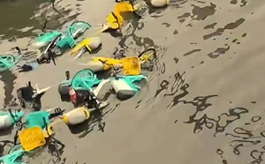 (影) 你沒收我一輛就毀你10輛！瘋狂沒收民眾電瓶車大批共享電動車被丟河裏