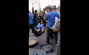 (影) 城管就是黑社會！ 暴力搶奪行徑無法無天 湘西民眾怒拿「大砍刀」相見