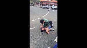 (影) 中國私刑正義! 女兒遭強暴自殺 母駕車撞兇嫌與局長母親、村長霸凌 1家6口遭滅門