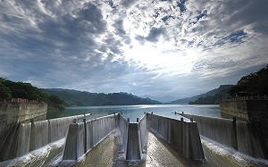 鋒面灌飽水庫！鯉魚潭蓄水率破百 溢流美景隔250天再現