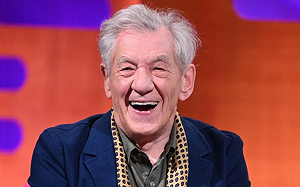 85歲「萬磁王」伊恩麥克連跌落舞台   舞台劇急暫停