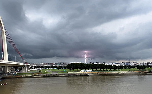 雷神發威！台北市區雷擊畫面直擊  鄭明典驚：這個閃電「有力」