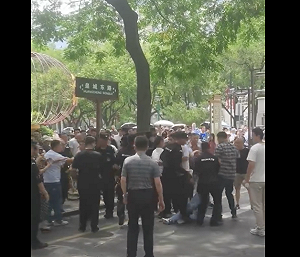 (影) 中國維權抗議潮! 廣東村幹部偷賣集體土地引民憤 爛尾樓在多省也爆發維權