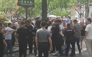 (影) 中國維權抗議潮! 廣東村幹部偷賣集體土地引民憤 爛尾樓在多省也爆發維權