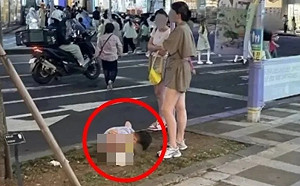 中國男童濟州島街頭脫褲拉屎！母放任不清　韓國人傻眼：這還算是人嗎？