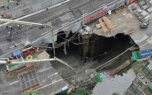 成都地鐵13號線驚見巨大塌陷! 現場急封鎖 周圍居民憂房屋跟著倒