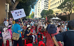 橫山鄉第一車上車囉！藍鷹遊覽車立院場郊遊活動 綠委批造成交通堵塞