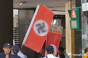 拿納粹旗幟挺「藍鷹」?國民黨斥綠委:未查證就秀下限