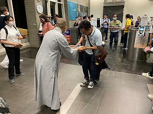 台鐵新自強號遭土石流衝擊出軌意外釀9傷 慈濟立即動員帶素粽關懷