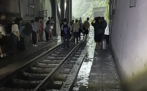 新自強號撞土石流出軌釀9傷 台鐵最快午前全線搶通