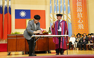 高師大畢典登場 美國達人秀魔術師驚喜現身