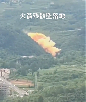 (影) 不要發抖音!中國居民拍到火箭殘骸「冒黃煙」墜落 險砸中民宅