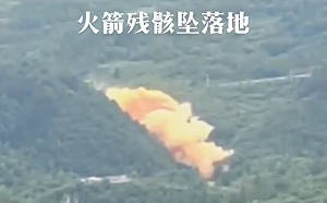 (影) 不要發抖音！中國居民拍到火箭殘骸「冒黃煙」墜落 險砸中民宅