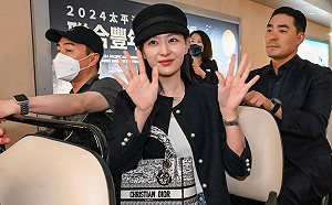 女神在台灣！金智媛抵桃機甜笑揮手  親切叮嚀「請小心」