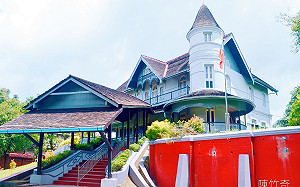 專論》在仰光的雨夜中-摘錄自「北京的秋天」