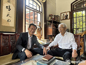 林俊憲訪總統府資政黃崑虎  談擴權法案憶李登輝推動民主憲政改革