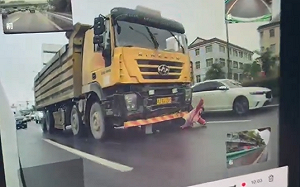 (影) 驚悚殺人! 中國卡車擋泥板掛著人狂奔 內蒙車撞行人 竟又蓄意碾壓致死