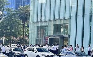 (影) 豆腐渣大樓晃得「像在坐船」! 佛山、武漢大樓都搖晃 職員緊急疏散