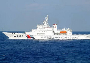 公然擄人!中國海警登檢我漁船強行押回 海巡署緊急攔截與4艇對峙