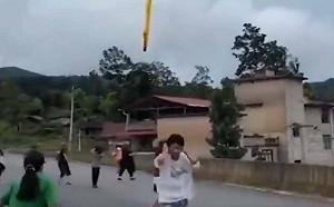 中國火箭殘骸竄劇毒黃煙從天而降墜貴州仙橋村！居民驚恐摀耳逃命