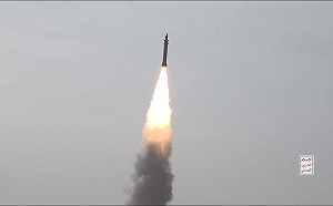 (影) 胡塞稱用高超音速導彈攻擊以船隻 網諷：阿拉丁神燈真的存在