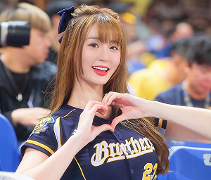 短今遭嗆「能不能有年輕的啦啦隊」!本人不忍了回擊:愛看又愛酸