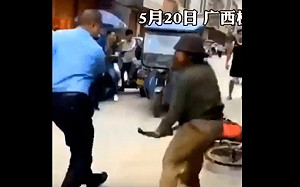 (影) 官逼民反! 廣西攤販持刀追城管、安徽男駕車撞官員 3死2傷 網讚英雄
