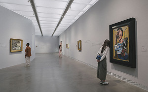 工作人員勸阻臨摹畫作遭投訴   高美館：歡迎觀眾攜帶繪圖板速寫