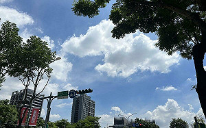 全台熱爆飆逾36度高溫! 雙北大雨特報、西半部及山區午後有雷陣雨